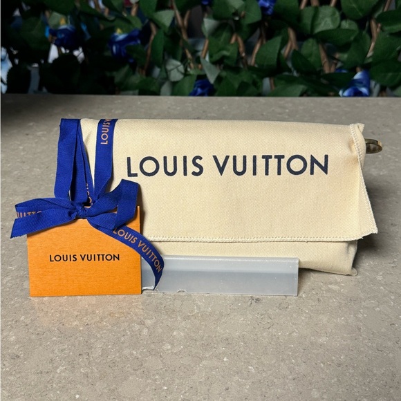 GAME-ON!!! Louis Vuitton White Wallet - Picture 3 of 7